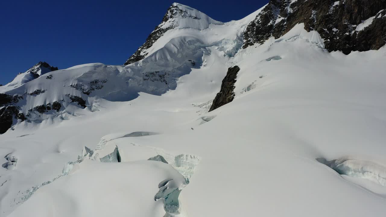 空中前进风景拍摄的人在雪域风景在假期- Lauterbrunnen，瑞士视频素材