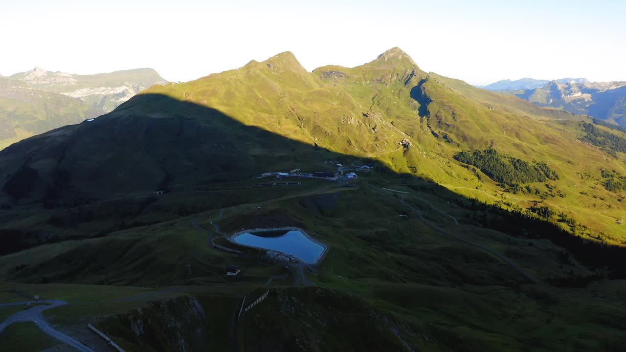 空中前进风景拍摄的山脉对晴朗的天空，无人机飞行向前在绿色景观- Lauterbrunnen，瑞士视频素材