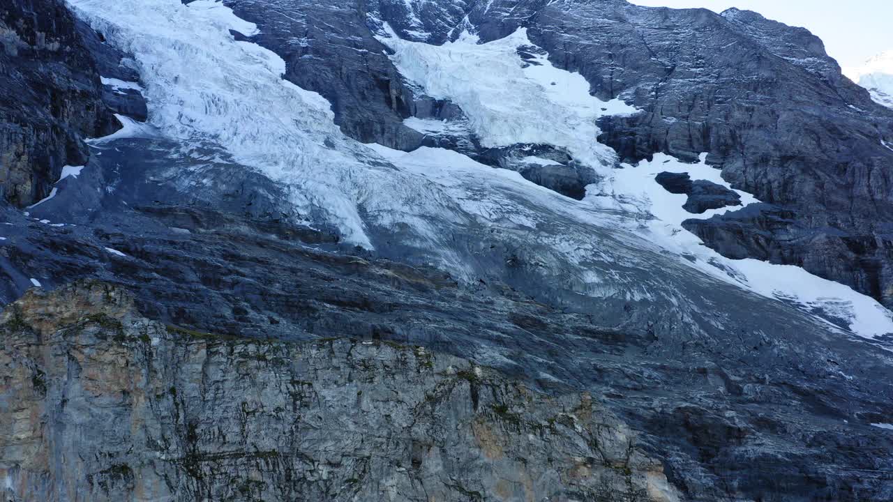 冬季天然岩层的空中前方风景拍摄-瑞士Lauterbrunnen视频素材