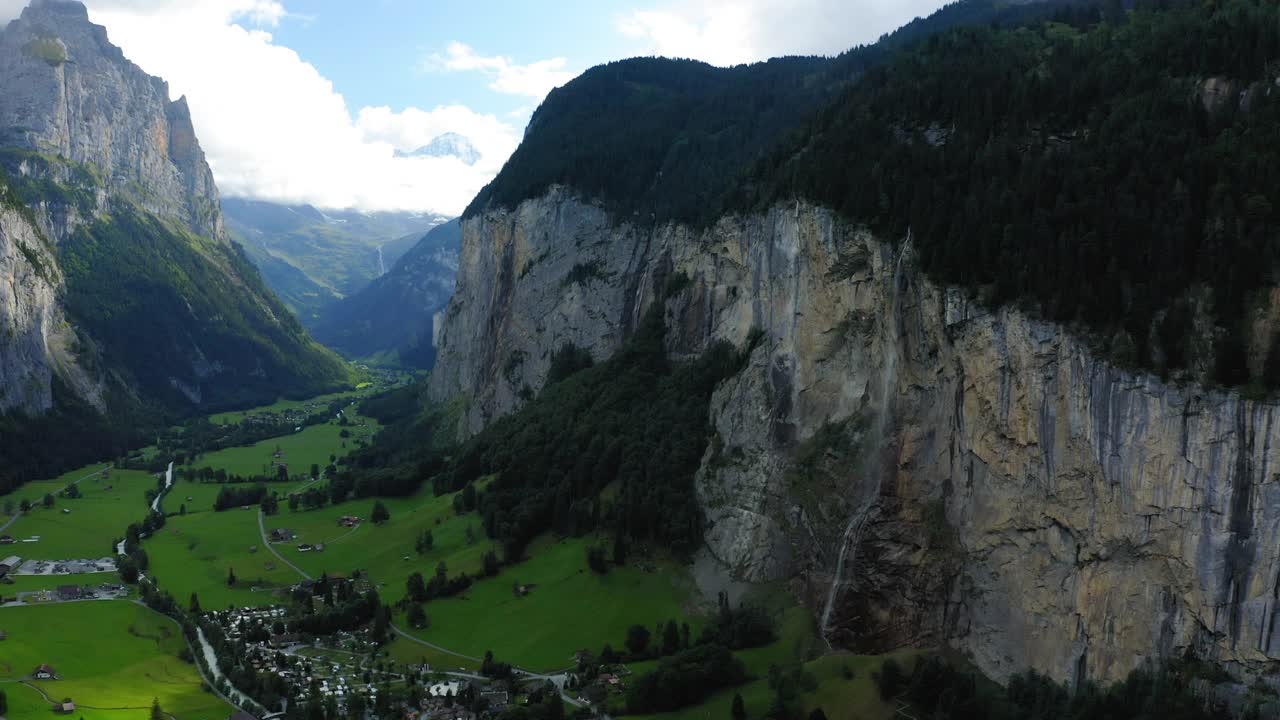 空中向后风景拍摄的房子在自然山脉中的村庄- Lauterbrunnen，瑞士视频素材