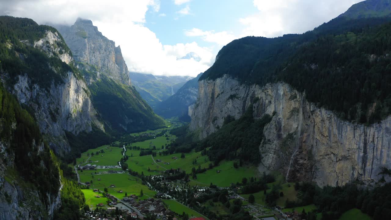 在自然岩层中的绿色景观村庄的空中前进住宅- Lauterbrunnen，瑞士视频素材