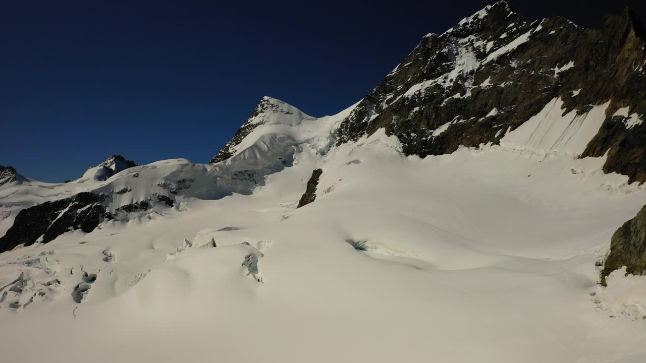 空中前进风景拍摄的雪山在晴朗的一天晴朗的天空- Lauterbrunnen，瑞士视频素材