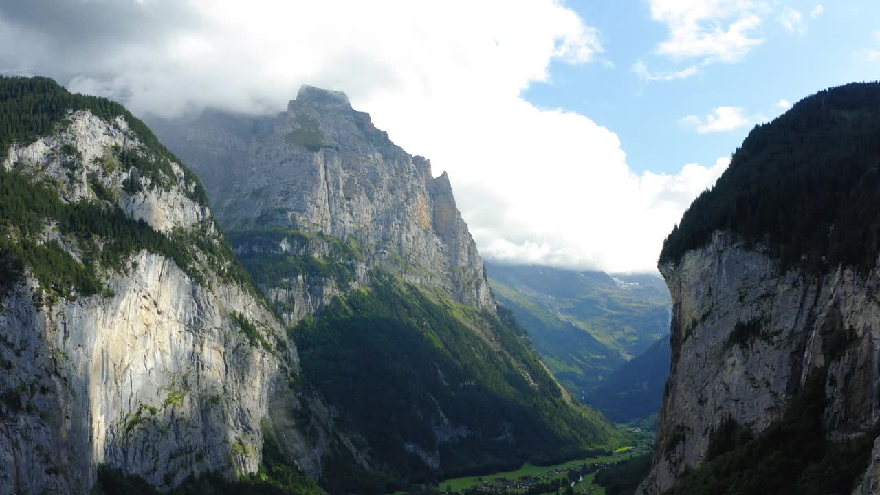 天然岩层的空中美丽镜头，无人机飞过绿色景观- Lauterbrunnen，瑞士视频素材