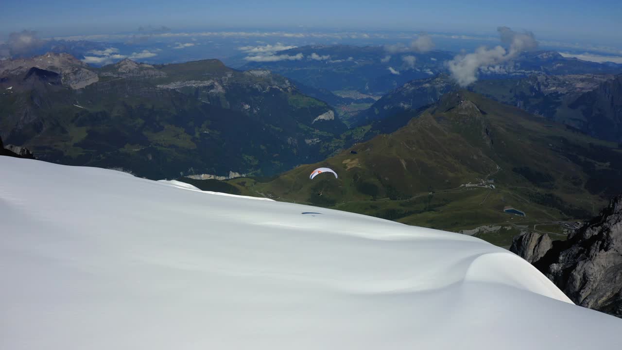 空中前进的美丽镜头，游客在冬季度假滑翔伞- Lauterbrunnen，瑞士视频素材