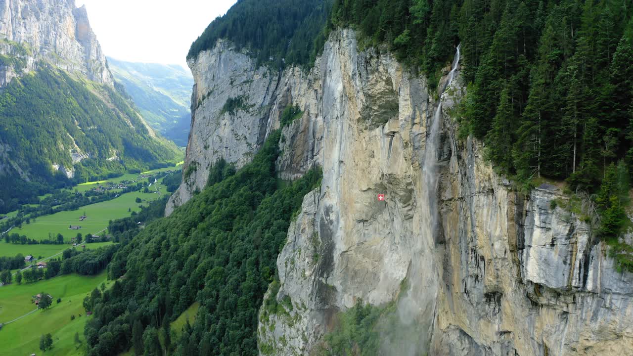 空中拍摄的岩石瀑布，无人机向下飞行在绿色景观- Lauterbrunnen，瑞士视频素材