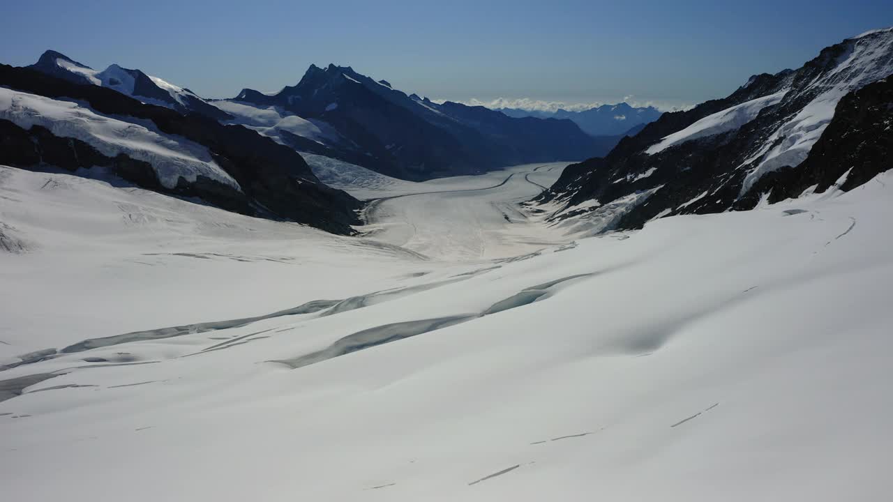 雪山的空中美丽镜头，无人机在冬季飞过风景- Lauterbrunnen，瑞士视频素材