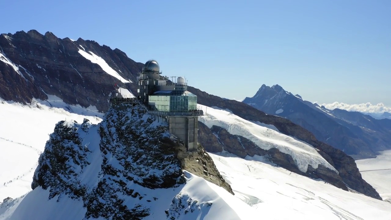 空中前进在冬季山顶结构的美丽镜头- Lauterbrunnen，瑞士视频素材