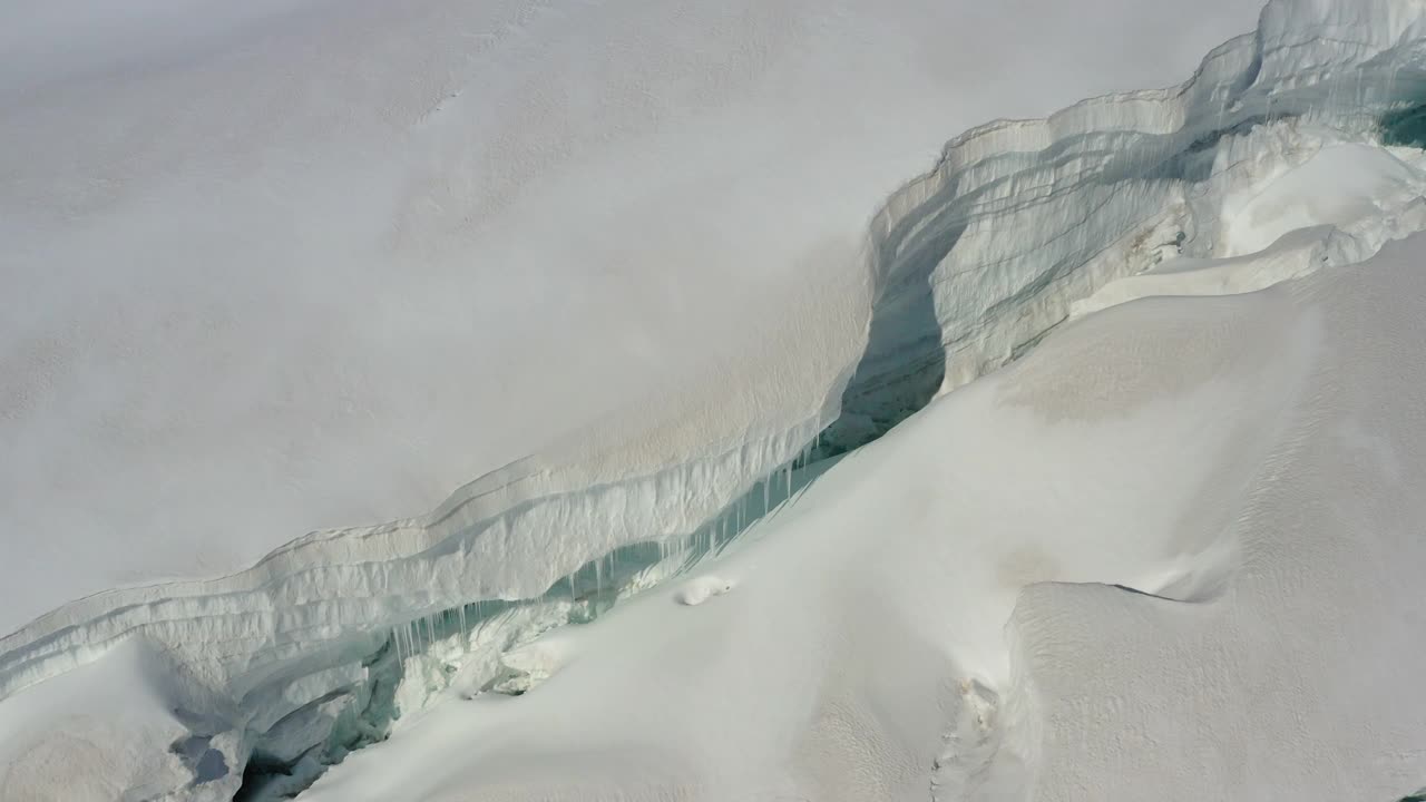 空中向下拍摄美丽的冰柱在晴天- Lauterbrunnen，瑞士视频素材