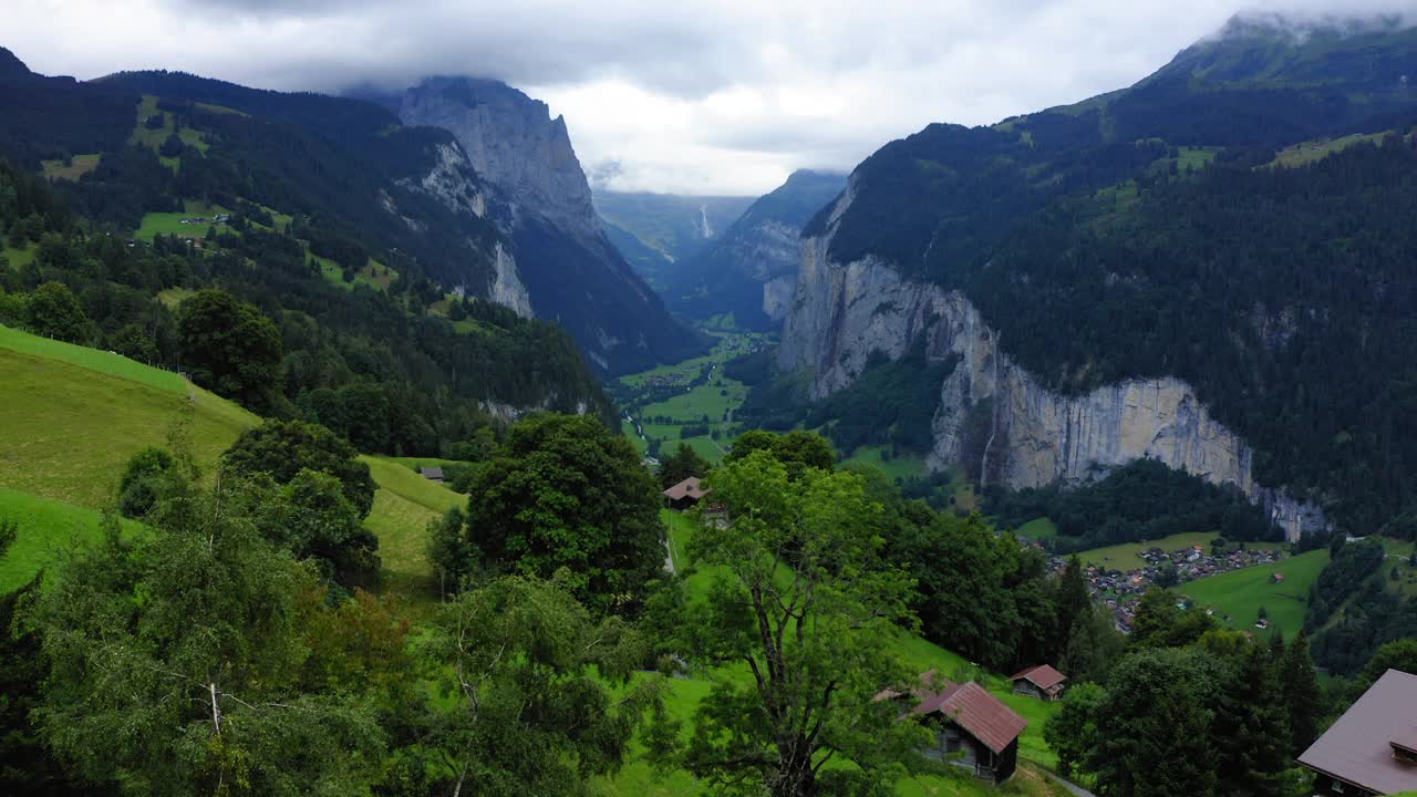 空中前进住宅在山中的村庄绿色景观- Lauterbrunnen，瑞士视频素材