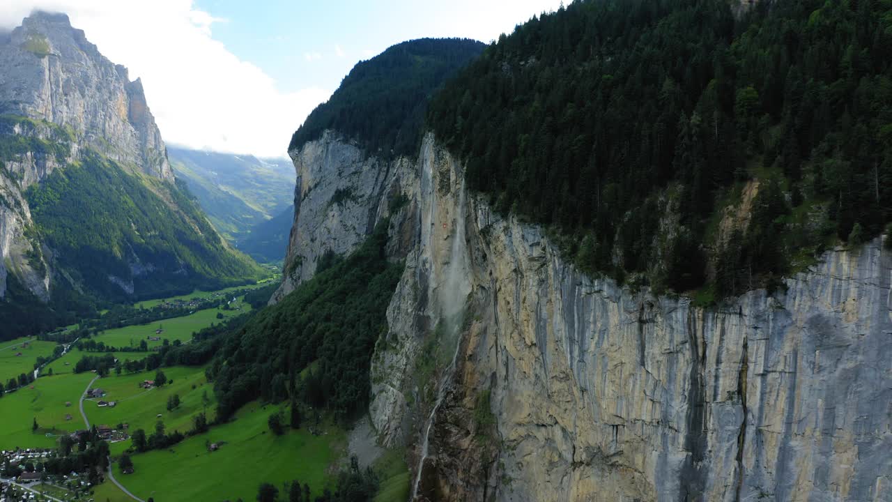 空中拍摄的房子在天然的绿色山脉- Lauterbrunnen，瑞士视频素材