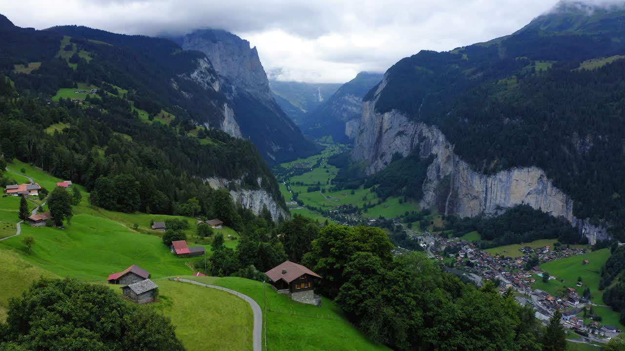 绿色村庄的房屋的空中风景拍摄，无人机向后飞过景观- Lauterbrunnen，瑞士视频素材