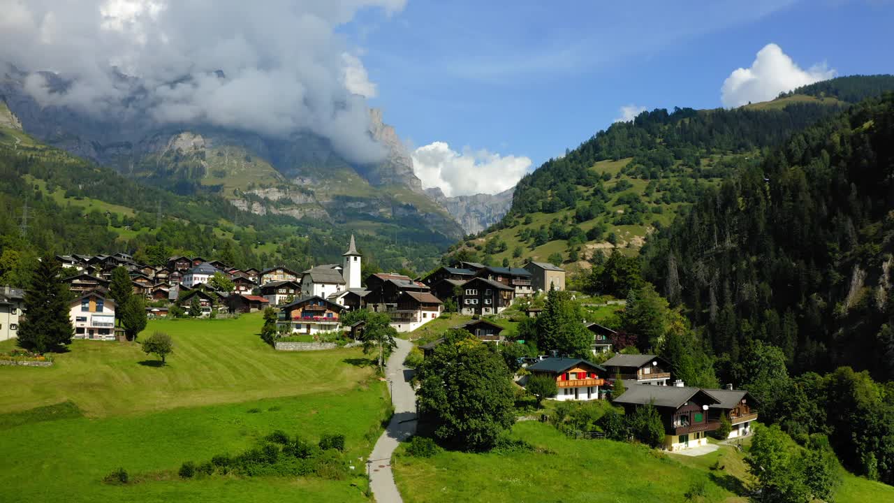 空中拍摄的村庄住宅，无人机飞过绿色景观-瓦利亚斯，瑞士视频素材