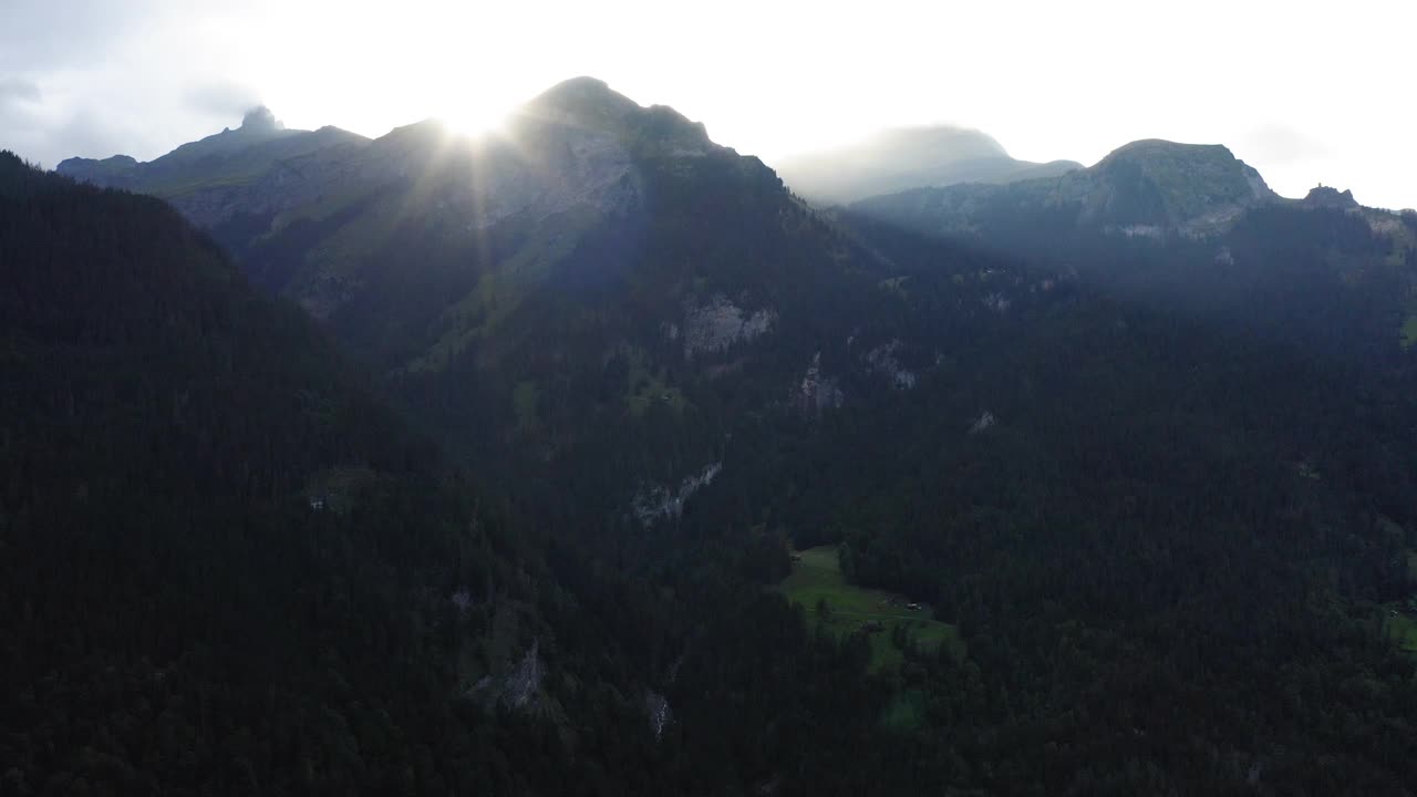 空中前进风景拍摄的绿色树木对天空的山景观- Lauterbrunnen，瑞士视频素材