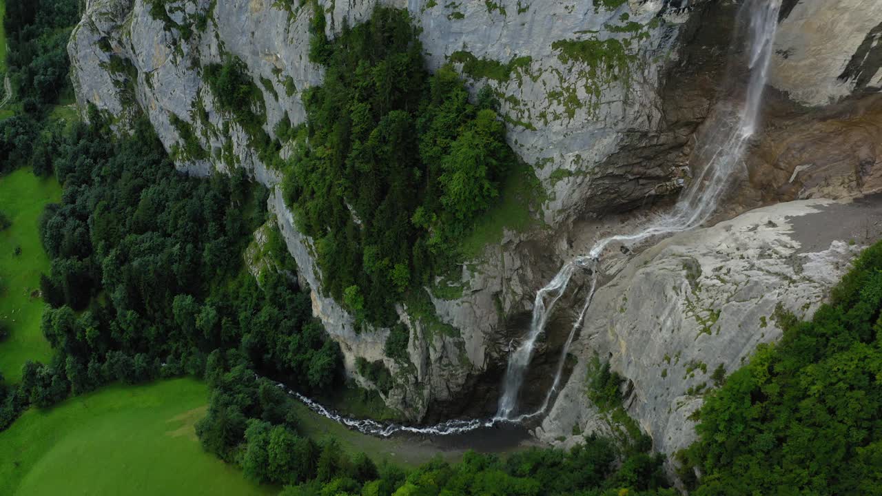 空中拍摄山中的瀑布，无人机飞过绿色景观- Lauterbrunnen，瑞士视频素材