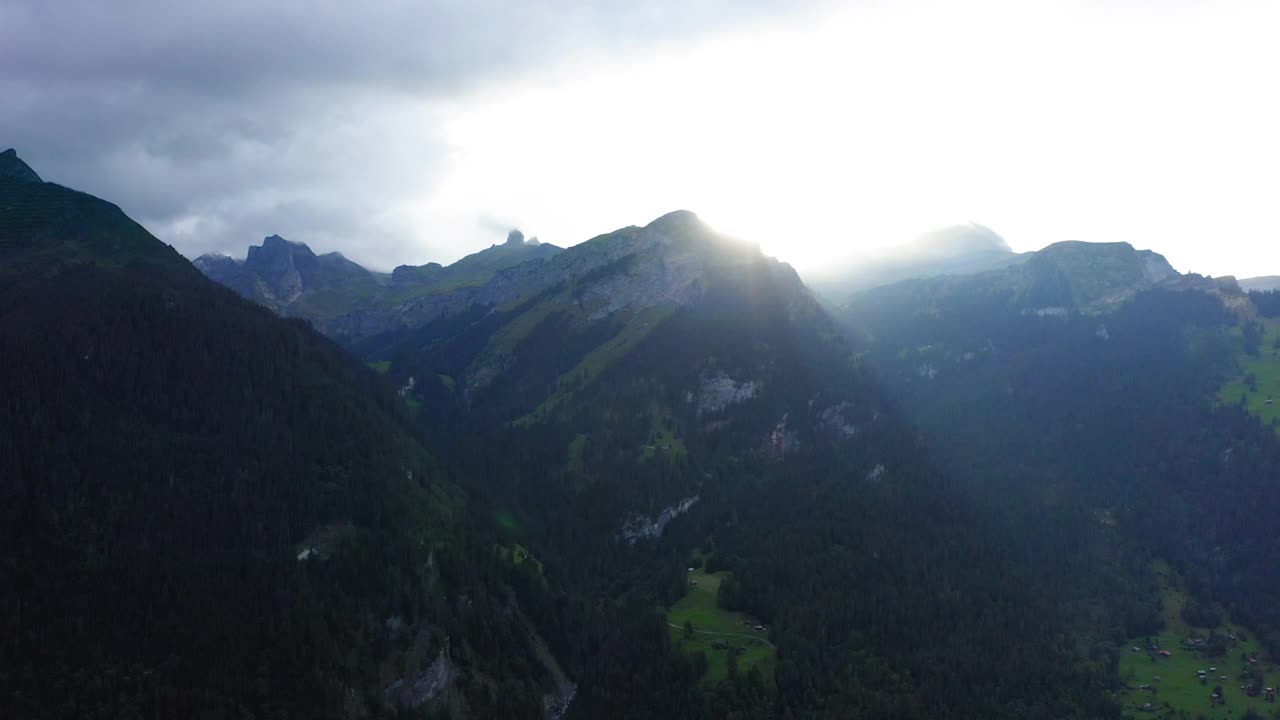 空中向前的阳光在自然绿色山脉对多云的天空- Lauterbrunnen，瑞士视频素材