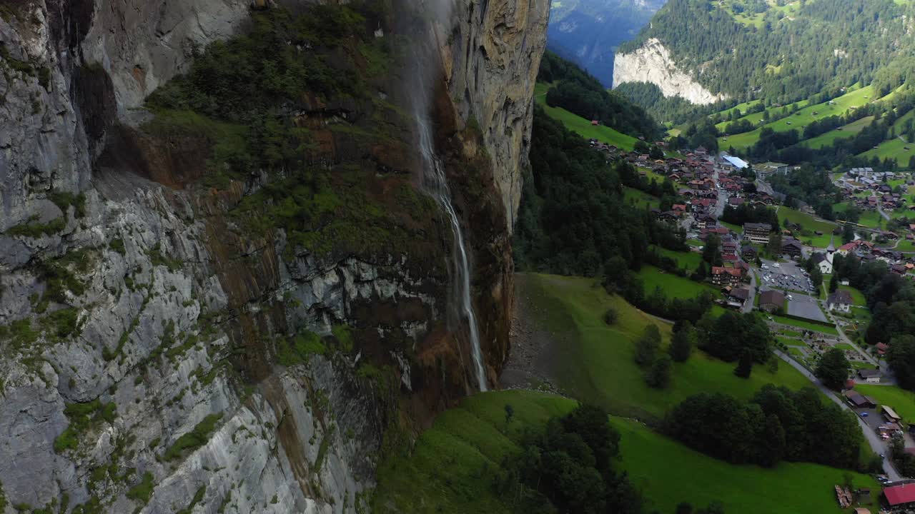 空中拍摄的风景瀑布在岩石形成的村庄- Lauterbrunnen，瑞士视频素材