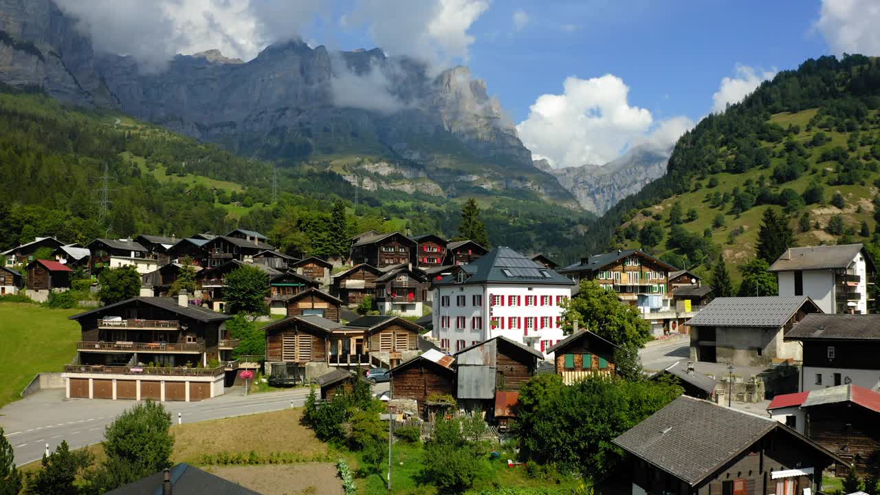 空中前进的美丽的住宅在山上的村庄-瓦利亚斯，瑞士视频素材