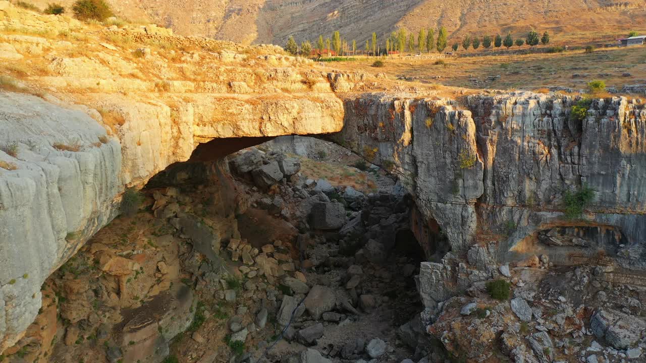 空中:山上洞穴的风景拍摄，无人机在景观上方飞行- Kfardebian，黎巴嫩视频素材