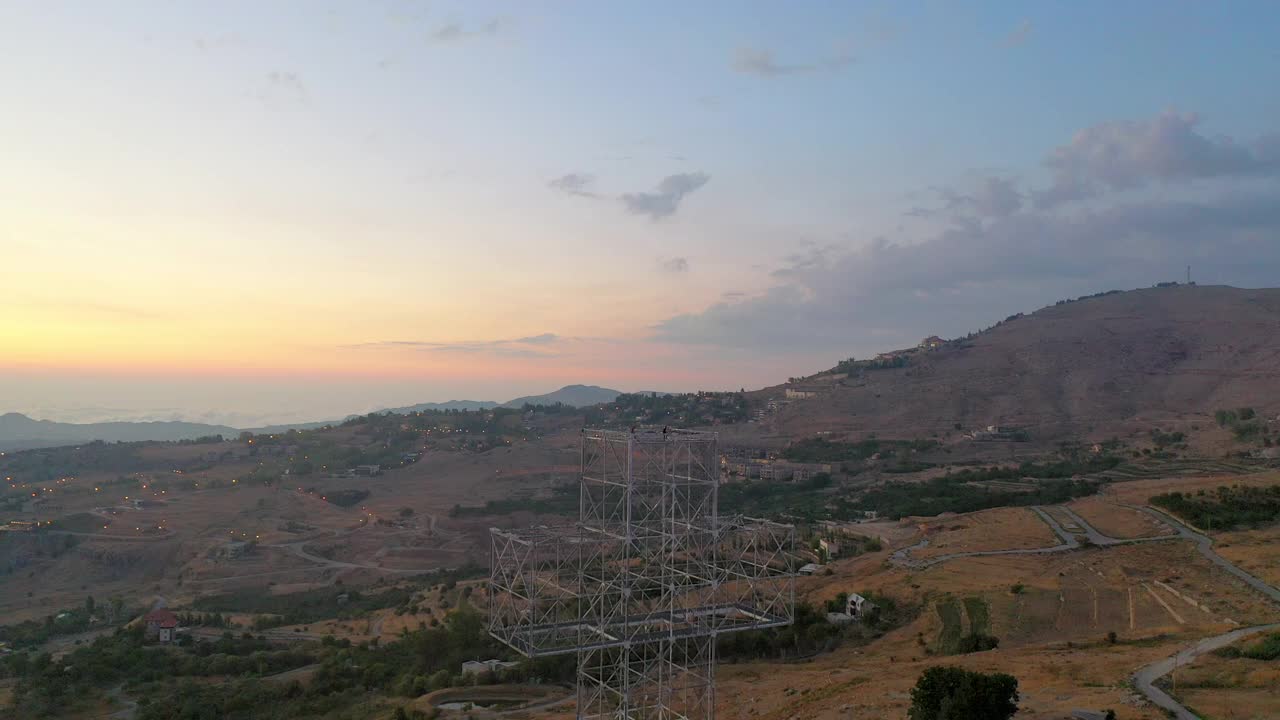 空中美丽的风景照在山上，无人机向前飞过金属结构上的人- Kfardebian，黎巴嫩视频素材