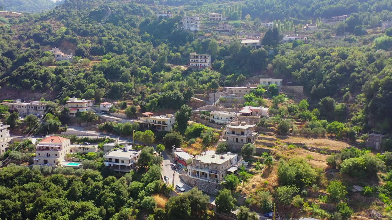 空中向前的美丽的住宅照片，人们在阳光明媚的日子里探索-亚彻，黎巴嫩视频素材