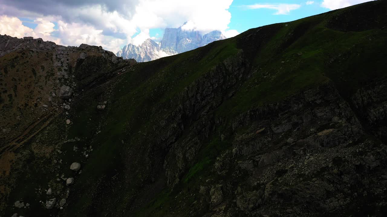 空中风景拍摄的自然岩层，无人机飞行在风景-焦山关，意大利视频素材