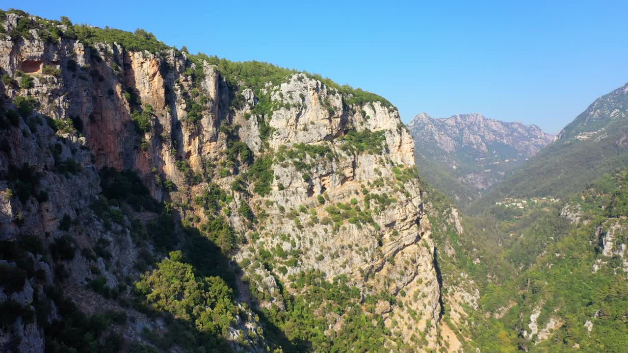 空中平移在晴朗的天空下自然岩石形成的美丽景色-黎巴嫩亚赫丘奇视频素材