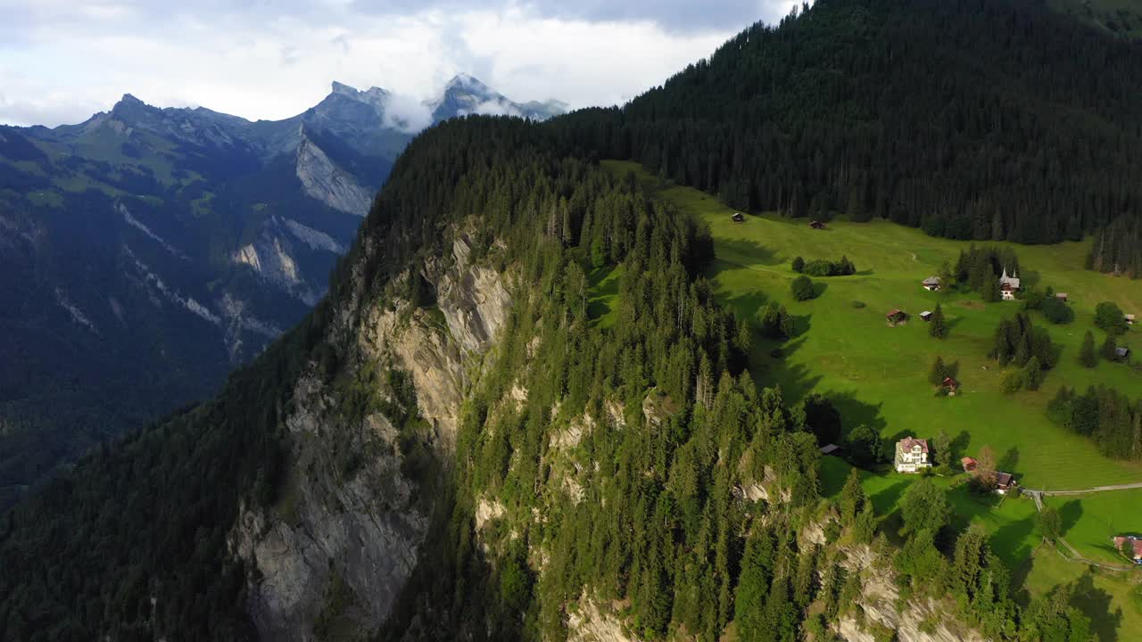 山上住宅的空中美丽镜头，无人机飞过绿树- Lauterbrunnen，瑞士视频素材