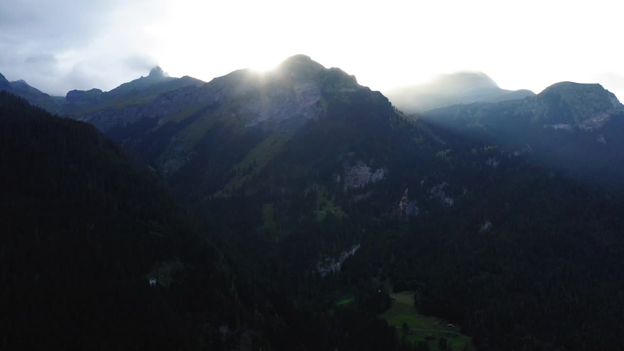 空中前进自然山脉的美丽镜头，无人机飞过绿树- Lauterbrunnen，瑞士视频素材