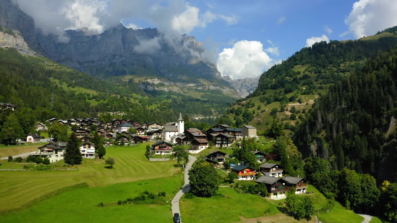 空中前进村庄住宅的美丽镜头，无人机飞过绿色景观-瓦利亚斯，瑞士视频素材