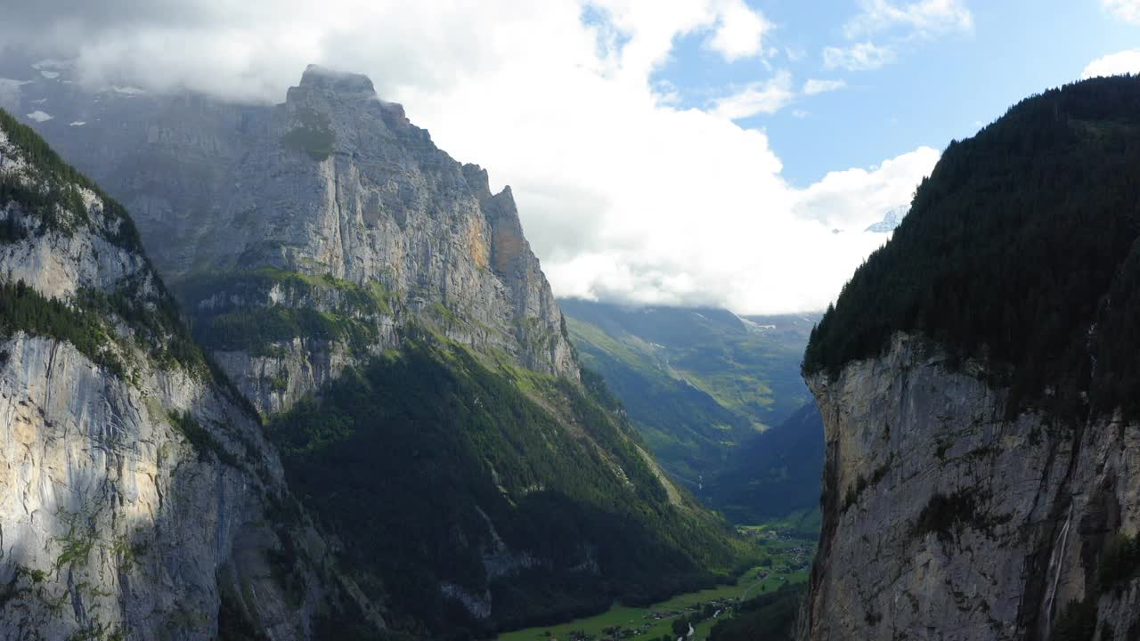 空中前进风景拍摄的绿色景观在山阴的天空- Lauterbrunnen，瑞士视频素材