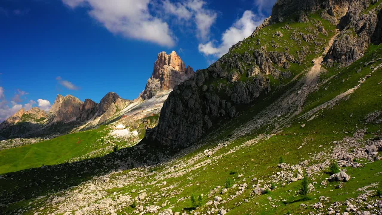 空中平移风景拍摄的山反对多云的天空，无人机飞越绿色景观-焦山关，意大利视频素材