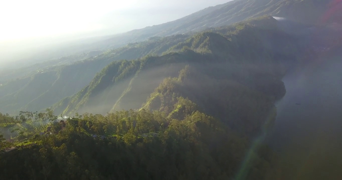 日出，山和海的景色/巴厘岛，印度尼西亚视频素材