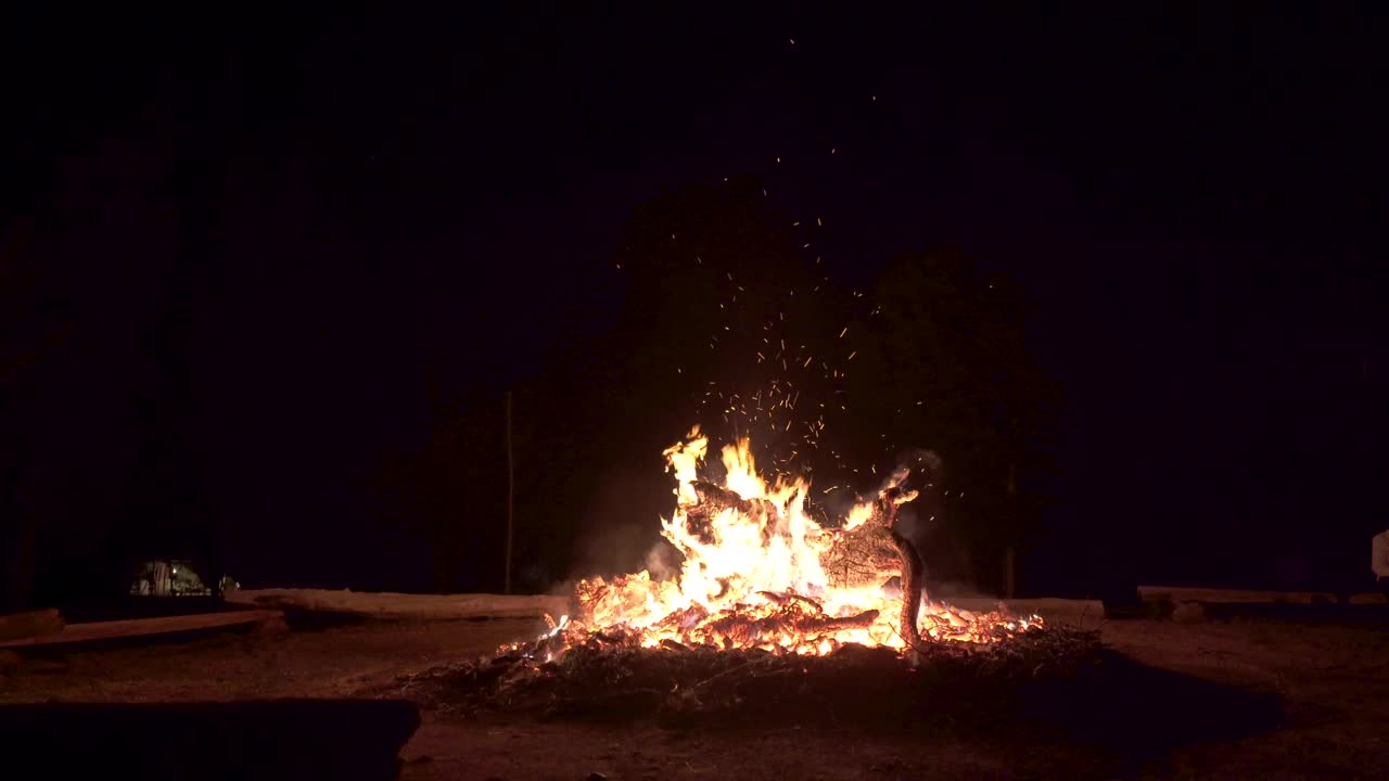 智利埃尔基山谷的营火视频素材