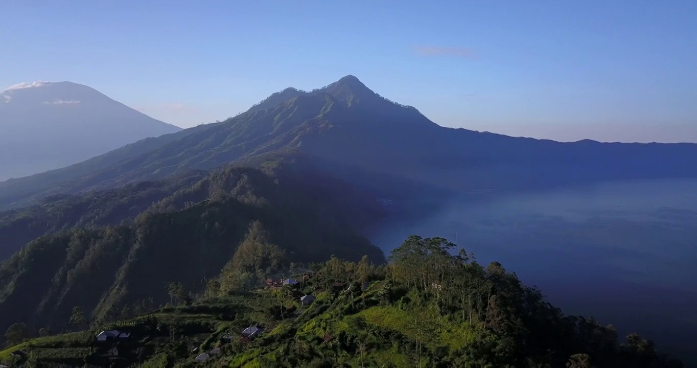 日出，山和海的景色/巴厘岛，印度尼西亚视频素材