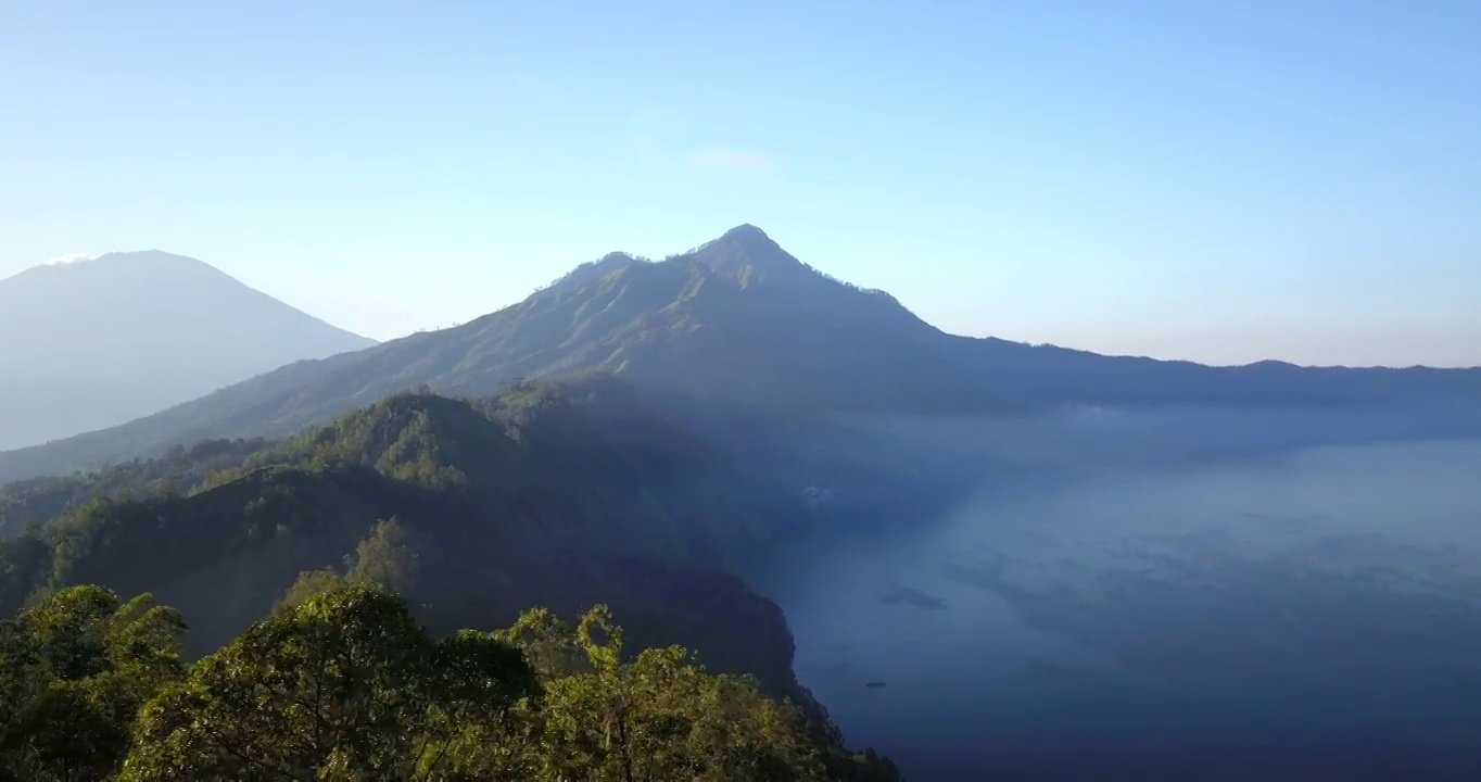 日出，山和海的景色/巴厘岛，印度尼西亚视频素材