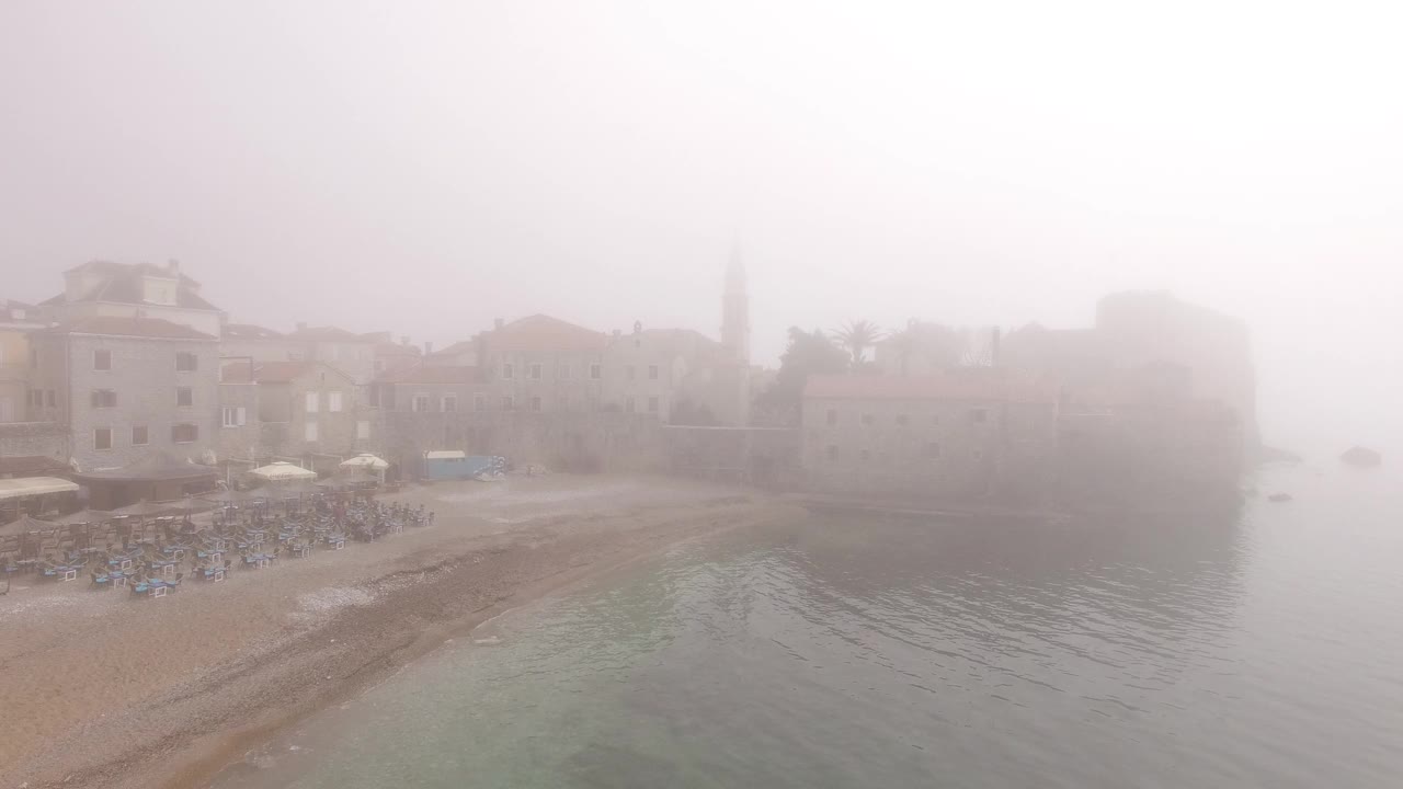 黑山的布德瓦古城，浓雾笼罩。海景视频素材