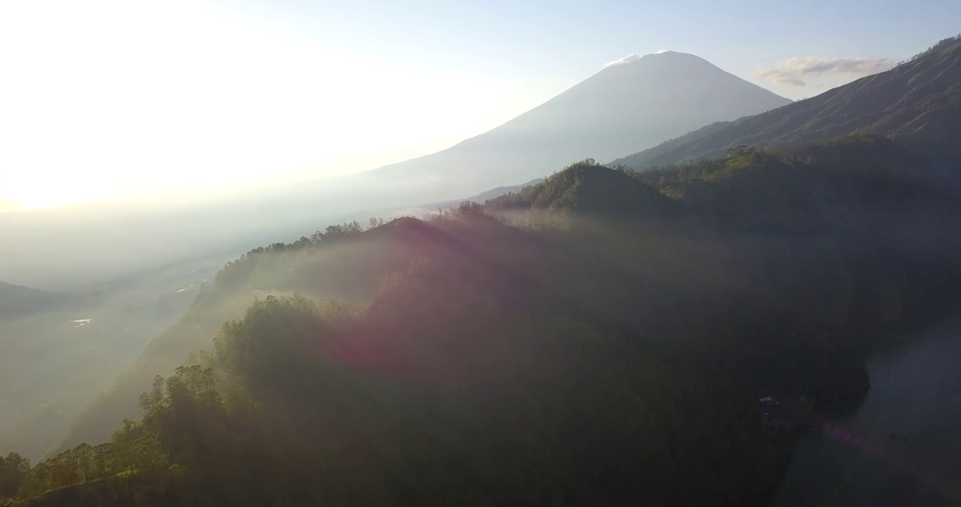 日出，山和海的景色/巴厘岛，印度尼西亚视频素材