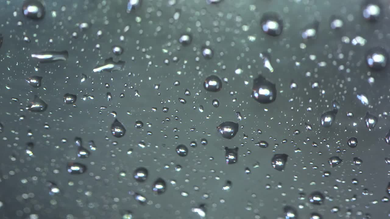 雨滴落在玻璃表面视频素材