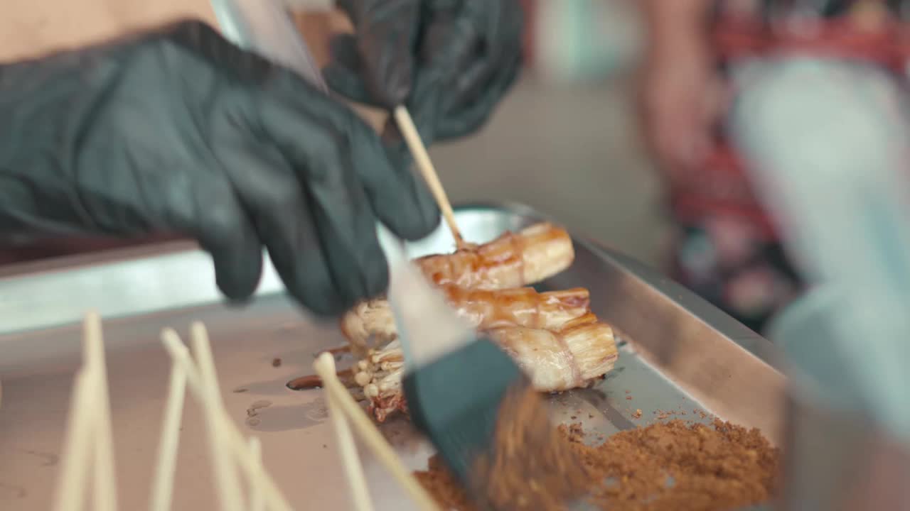 厨师正在往食物上撒调味料。视频素材