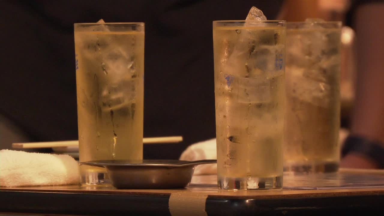 日本东京的Shochu Highball玻璃杯视频素材