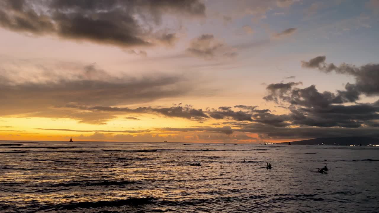 在怀基基海滩的日落视频素材