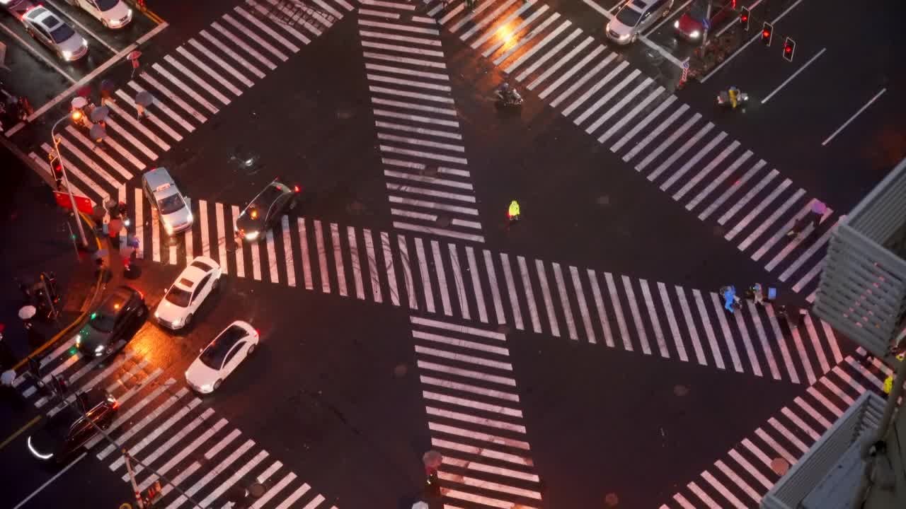 繁忙的交叉路口在傍晚，从空中看视频素材