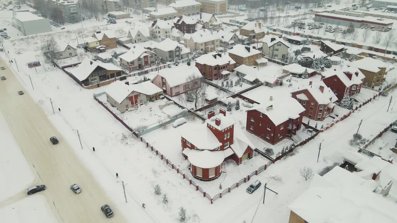 一场暴风雪过后，被雪覆盖的郊区的农村平房。视频素材