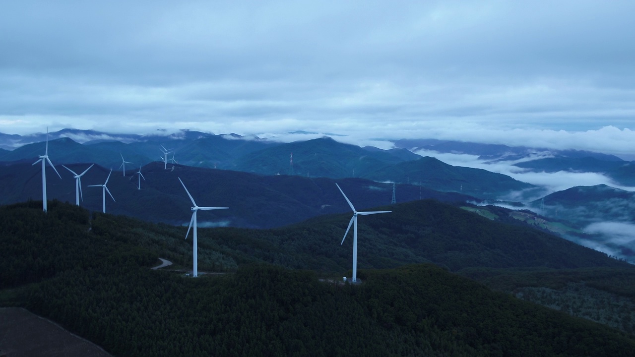 韩国江原道太白市昌中区风力发电机风山视频素材