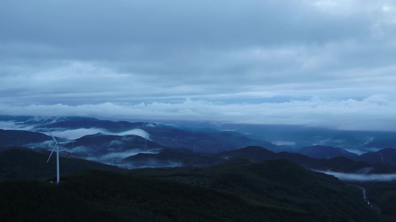 韩国江原道太白市昌中区风力发电机风山视频素材