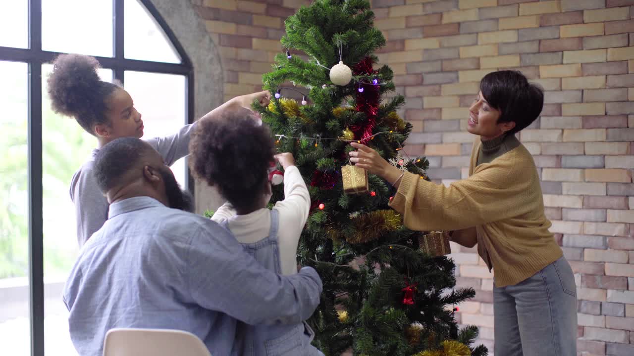 周末，黑人家庭一起打发时间，一起装饰圣诞树，一起参加节日派对视频素材