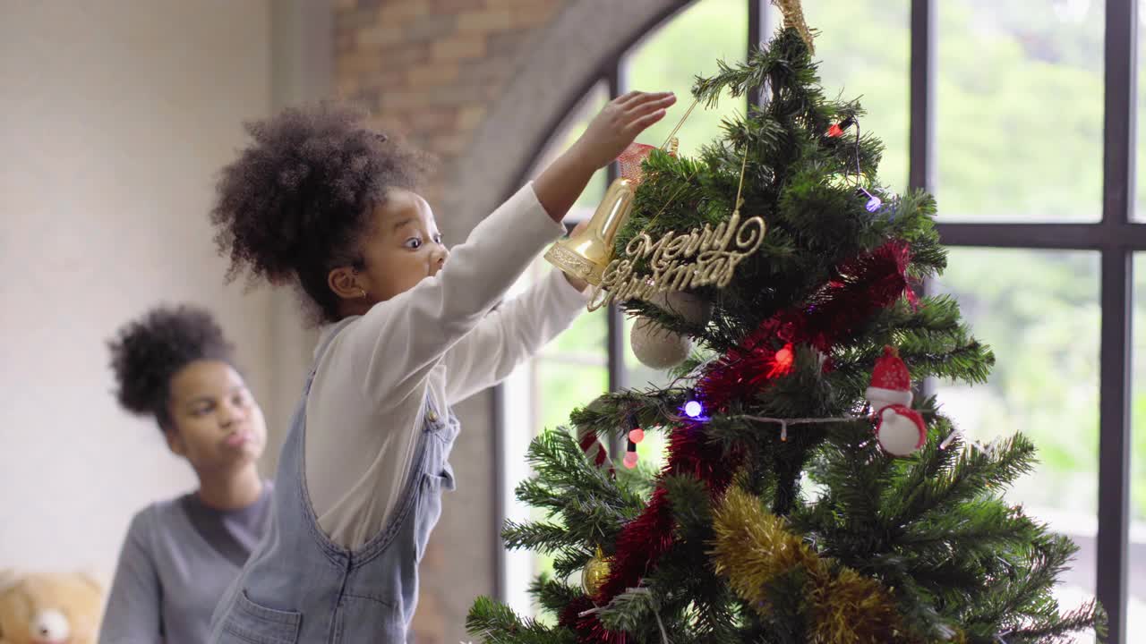 周末，黑人家庭一起打发时间，一起装饰圣诞树，一起参加节日派对视频素材
