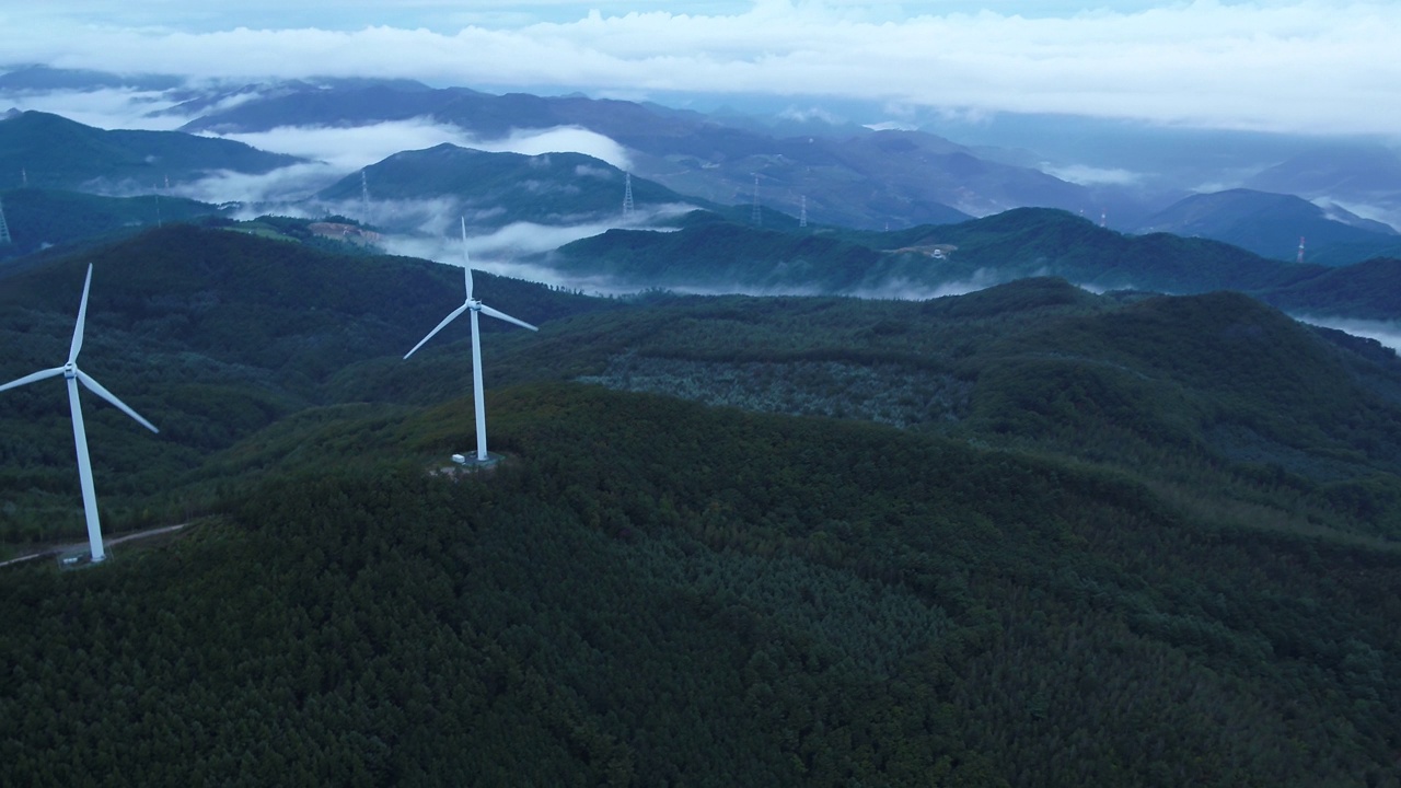 韩国江原道太白市昌中区风力发电机风山视频素材