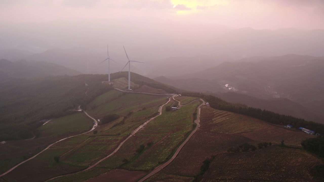 韩国江原道太白市昌中区风力发电机风山视频素材