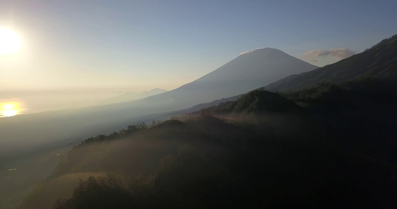 日出，山和海的景色/巴厘岛，印度尼西亚视频素材